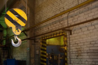 Fabrikada havai vinç yakın kanca vinç, makine parçası konsepti