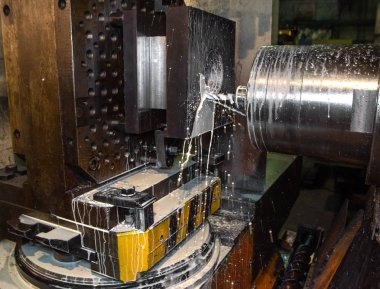 endüstriyel sondaj cnc makineleri ile metal fabrikasında takım tezgahı