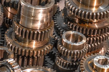yakın çekim dişli metal jantlar, birkaç bitmiş dişli endüstriyel parça makinesi