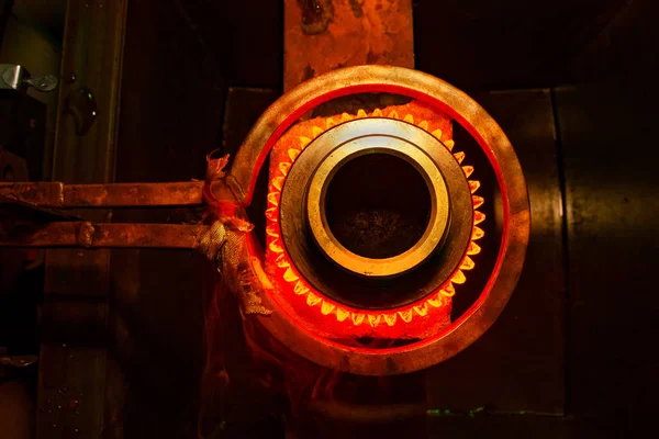 duman ile bir fabrika indüksiyon fırınsıcak metal çelik dişli parçaları yakın çekim kalsining