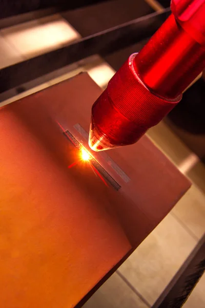 Closeup Lazer oyma ve gravür düz seramik taş