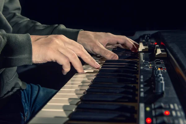 Spot ışıklarında piyano klavyesi çalan el inyakın çekim — Stok fotoğraf