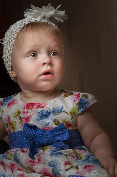 Portret gelukkig een jaar oud meisje poseren in speelkamer — Stockfoto