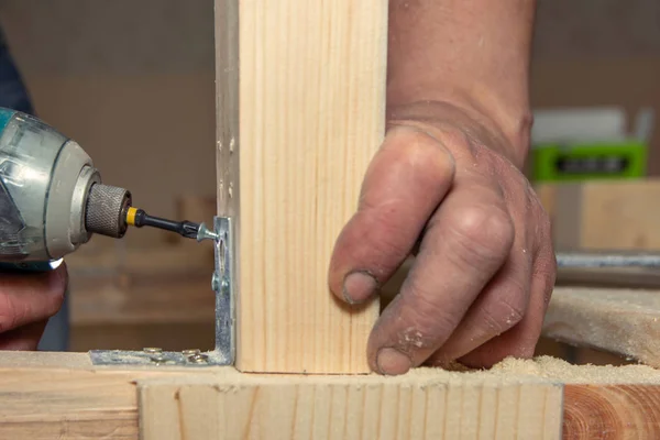 Closeup man travaille avec tournevis de batterie portable sur su en bois — Photo
