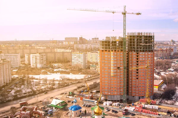 Şantiyeinşaat vinç gün batımında modern City ofis gökdelen binası inşa