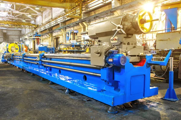 Industriële machine in de fabriek bij metaalfabrieken — Stockfoto