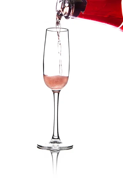 Einschenken von rosa Wein in Glas, isoliert auf weißem Hintergrund — Stockfoto