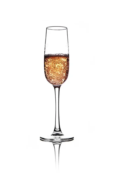 Rosa copa de champán con burbujas aisladas sobre fondo blanco — Foto de Stock