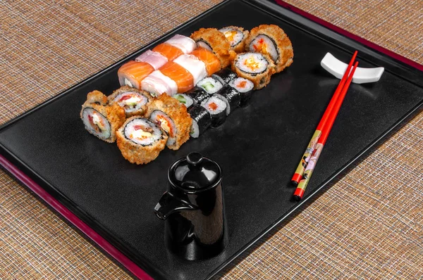 Sushi doboz, válogatott, sushi darabokkal — Stock Fotó