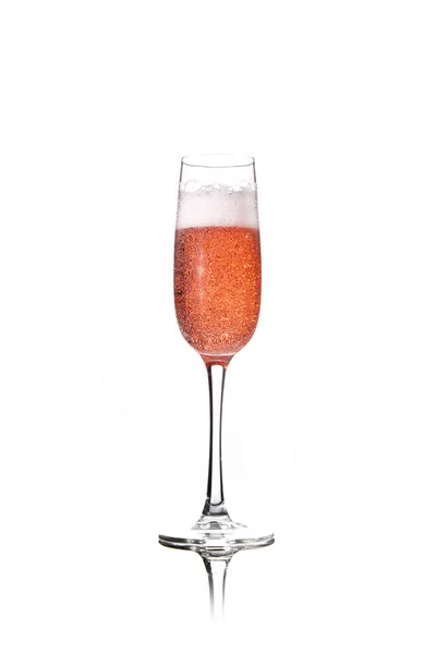 Verre à champagne rose avec bulles isolées sur fond blanc — Photo