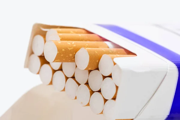 Paquete púrpura abierto de cigarrillos aislados en blanco —  Fotos de Stock