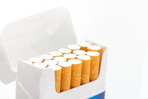 Pacote azul aberto de cigarros isolados em branco — Fotografia de Stock