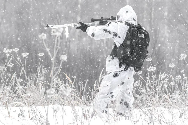 Homem soldado no inverno em uma caça com um rifle sniper em branco — Fotografia de Stock