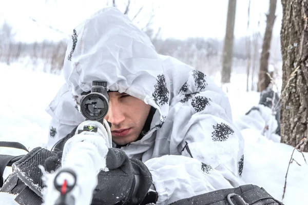 Retrato de cerca Hombre soldado en el invierno en una cacería con un corte — Foto de Stock