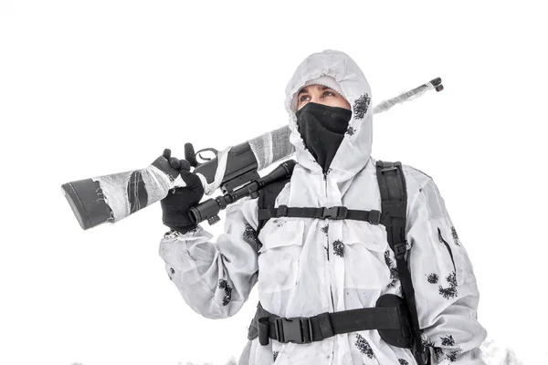सफेद शीतकालीन कम्फ्लैज में एक स्निपर राइफल के साथ एक शिकार पर सर्दियों में आदमी सैनिक मैदान में जाता है — स्टॉक फ़ोटो, इमेज