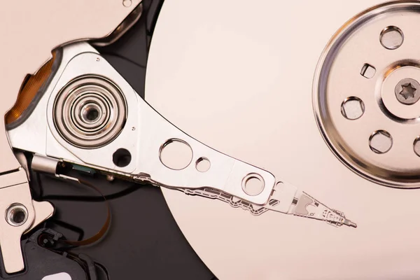 클로즈업은 컴퓨터에서 분해 하드 드라이브를 열어, 하드 디스크 와 — 스톡 사진