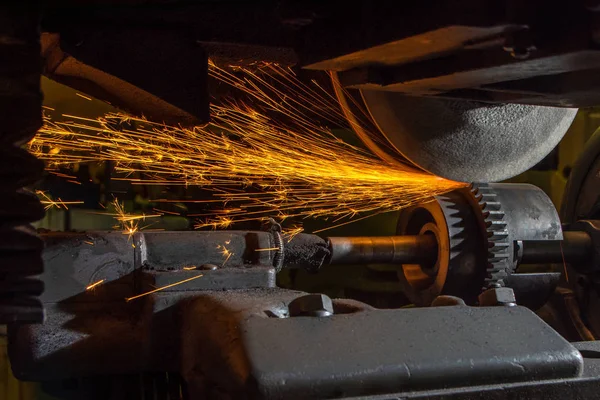 磨削机，在汽车行业用火花磨削齿轮 — 图库照片