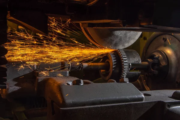 磨削机，在汽车行业用火花磨削齿轮 — 图库照片