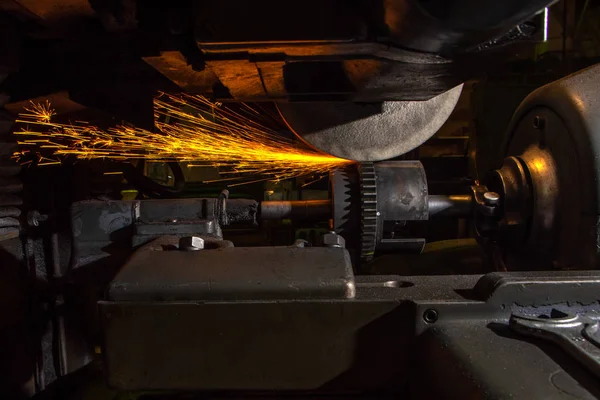 Rectificadora, rectificadora con chispas una rueda de engranajes en la industria automotriz — Foto de Stock