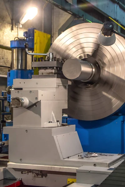A grande máquina de torno CNC industrial cortando a haste de aço — Fotografia de Stock