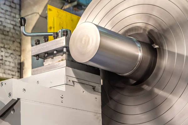 A nagy ipari CNC esztera gép vágás az acél rúd — Stock Fotó