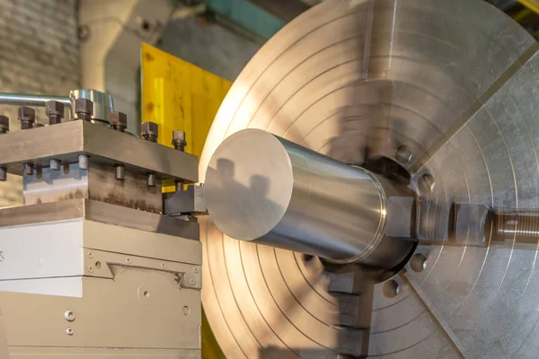 Το μεγάλο βιομηχανικό CNC τόρνος μηχανή κοπής η σιδερένια ράβδο — Φωτογραφία Αρχείου