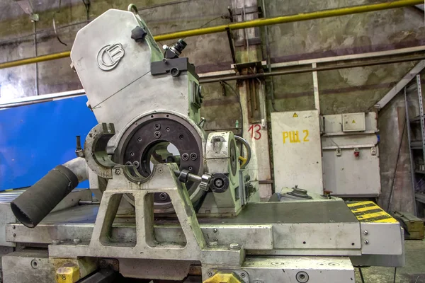 A grande máquina de torno CNC industrial cortando a haste de aço — Fotografia de Stock