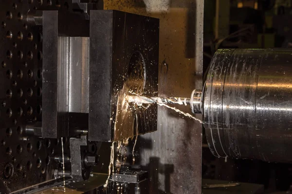 Closeup máquina-ferramenta na fábrica de metal com máquinas cnc de perfuração industrial — Fotografia de Stock