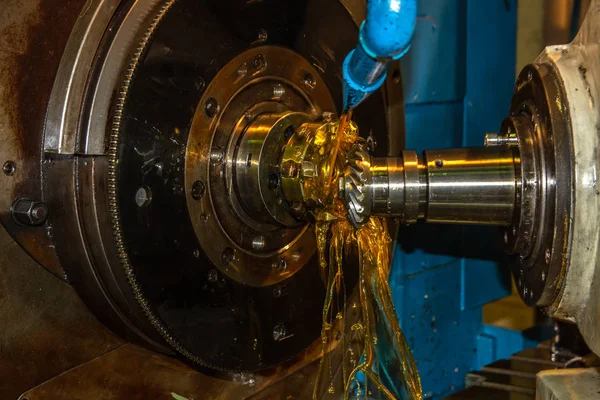 Κοντινό πλάνο εργαλειομηχανών στο εργοστάσιο μετάλλων με βιομηχανικό γρανάζι λείανσης μηχανών CNC — Φωτογραφία Αρχείου