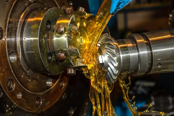 Endüstriyel dişli öğütme ile metal fabrikasında Closeup takım tezgahı