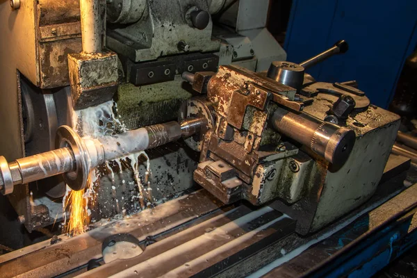 Closeup grande máquina de torno CNC industrial cortando a haste de aço com faíscas — Fotografia de Stock