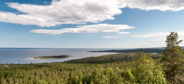 Hermosa bahía en el paisaje de montaña con vistas al mar, Suecia —  Fotos de Stock