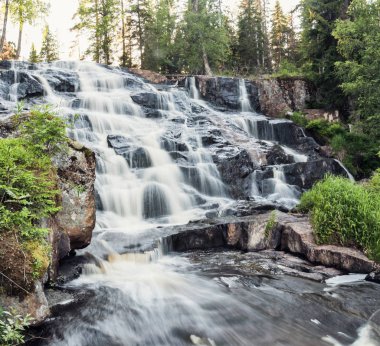 yoğun ormandaki dağ şelalesi, İsveç