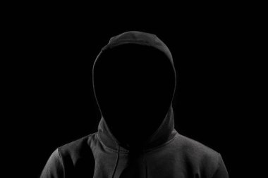 yüzü olmayan adam siyah izole hoodie ayakta