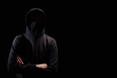 yüzü olmayan adam siyah izole hoodie ayakta