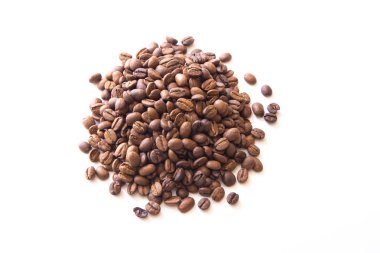 kahverengi kahve çekirdekleri yakın beyaz izole