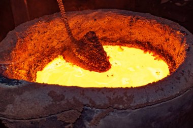 metal döküm işlemi metal parça fabrikasında yüksek derece ateşle