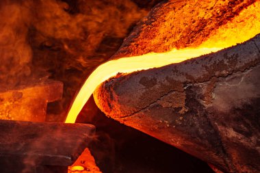 metal döküm işlemi metal parça fabrikasında yüksek derece ateşle