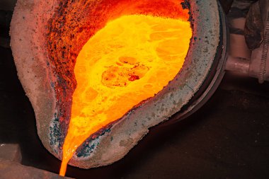 metal döküm işlemi metal parça fabrikasında yüksek derece ateşle