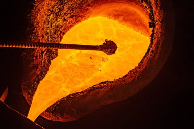 metal döküm işlemi metal parça fabrikasında yüksek derece ateşle