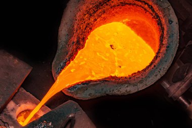 metal döküm işlemi metal parça fabrikasında yüksek derece ateşle