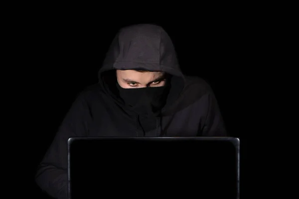 Hacker com laptop iniciando ataque cibernético, isolado em preto — Fotografia de Stock