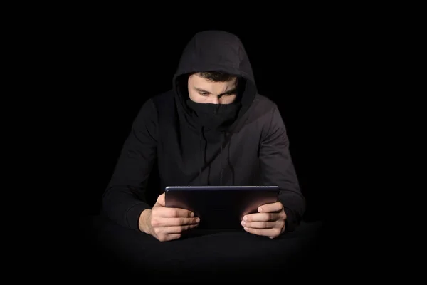 Hacker com tablet PC iniciando ataque cibernético, isolado em preto — Fotografia de Stock