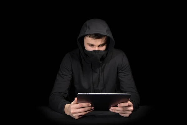 Hacker com tablet PC iniciando ataque cibernético, isolado em preto — Fotografia de Stock