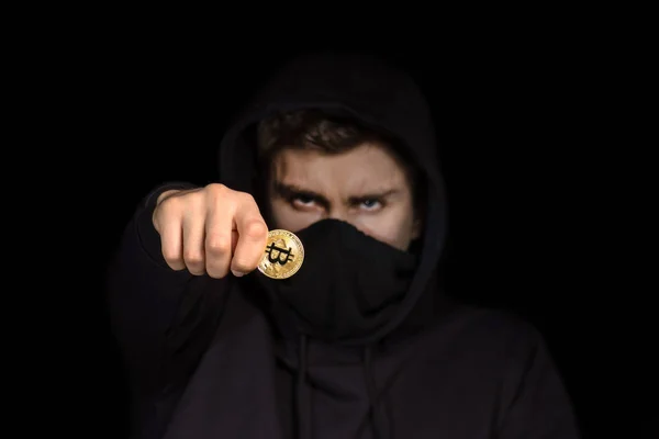 Nahaufnahme Hacker mit verschwommenem Gesicht halten Bitcoin in der Hand — Stockfoto