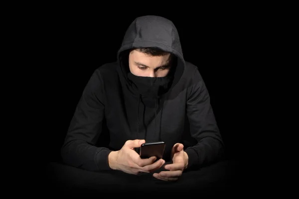 Hacker com telefone celular iniciando ataque cibernético, isolado em bl — Fotografia de Stock