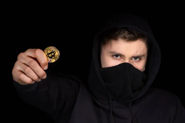 Closeup hacker segurar bitcoin na mão iniciando ataque cibernético, conceito de segurança cibernética, isolado em preto — Fotografia de Stock