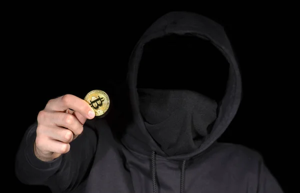 Closeup hacker elinde siber saldırı başlatan bitcoin tutun, con — Stok fotoğraf