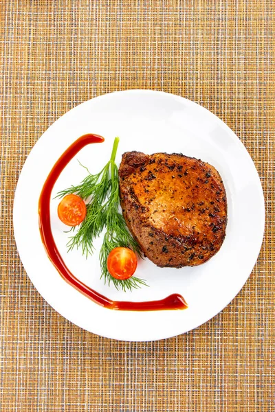 Стейк м'ясо з помідорами і салатом салат лист і виделка в білій тарілці — стокове фото