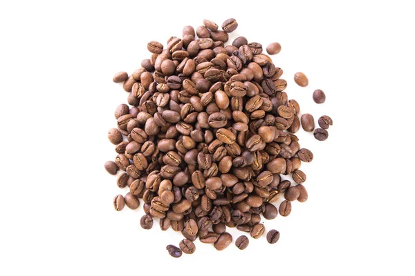 Close-up bos van bruine koffiebonen geïsoleerd op wit — Stockfoto
